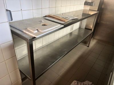 un comptoir en acier inoxydable dans une cuisine commerciale