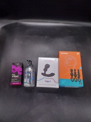 une bouteille d'eau, une boîte de préservatifs et une boîte de préservatifs posées sur une table
