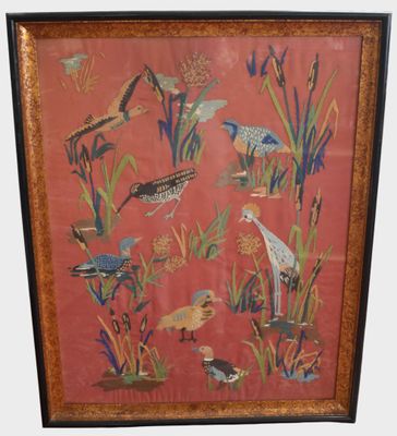 tableau représentant des oiseaux dans un champ d'herbe et de roseaux sur fond rouge
