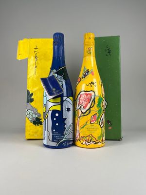 deux bouteilles de vin posées l'une à côté de l'autre sur une table