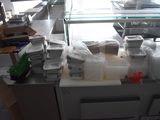 un comptoir sur lequel sont disposés de nombreux plats