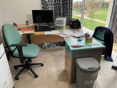 un bureau avec une chaise et un ordinateur dessus