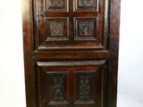 l'image d'une armoire en bois surmontée d'une porte