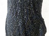 une robe noire posée sur un mannequin sur un trottoir