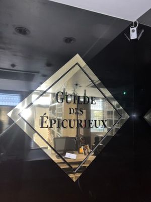 une photo d'une affiche apposée sur la porte vitrée d'un immeuble