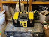 une boîte à outils noire et jaune posée sur une table