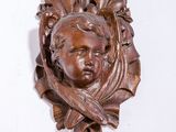une tête d'enfant sculptée sur un mur