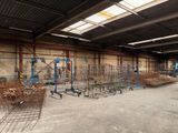 many carts that are sitting in a large warehouse