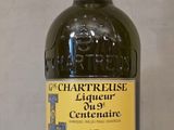 une bouteille de vin posée sur une table
