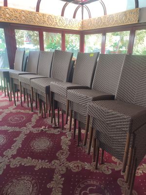 plusieurs chaises alignées