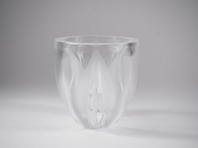 un verre en verre transparent posé sur une table