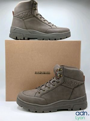 des chaussures de randonnée en cuir pour homme, présentées dans une boîte sur fond blanc