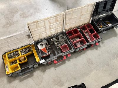 Un ensemble de 4 caisses à outils et visserie et petit stock - Photo 1