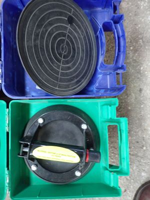 a green box with a black lid and a blue box with a green lid
