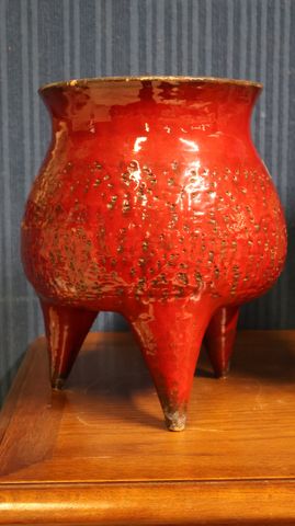 Dans le gout de robert PICAULT. Amusant cache-pot tripode de form...