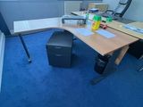 une photo d'un bureau avec de la moquette bleue et un bureau
