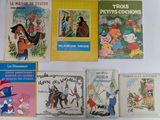 plusieurs livres pour enfants sont alignés sur une surface blanche