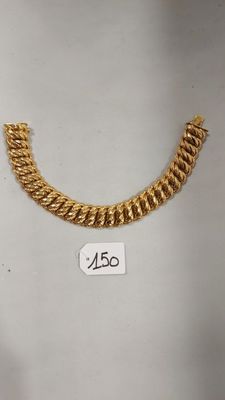 gros plan d'un collier en or sur un mannequin mannequin mannequin mannequin mannequin mannequin mannequin mannequin