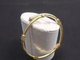 bague blanche et dorée, avec des touches dorées sur un fond noir