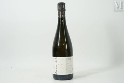 une bouteille de vin posée sur une table