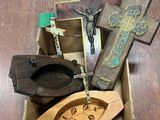 une boîte contenant une croix et d'autres objets religieux, posée sur une table