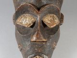 une image représentant un masque en bois sur un fond blanc