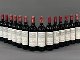 un grand nombre de bouteilles de vin posées sur une table