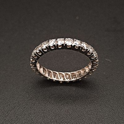 une image d'une bague en diamant sur une surface noire