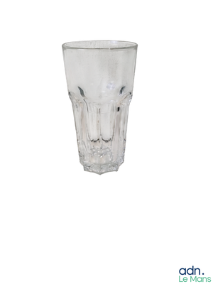 un verre en verre transparent orné d'un motif