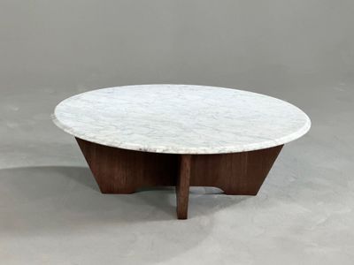 table basse avec plateau en marbre et pieds en noyer