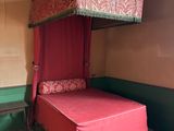 un lit à baldaquin dans un coin de la pièce