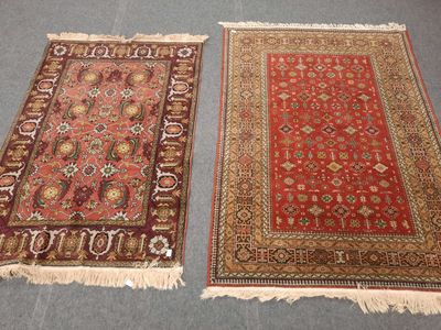 deux tapis orientaux à franges posés à même le sol