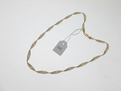 une étiquette fixée à un collier sur un fond blanc