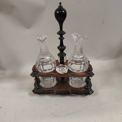 deux carafes en verre posées sur un socle en bois