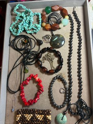 une boîte remplie d'un assortiment de colliers et de bracelets