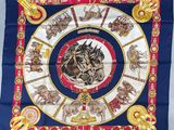 une photo d'un foulard carré orné d'un motif représentant un cheval
