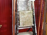une échelle adossée au mur d'une pièce