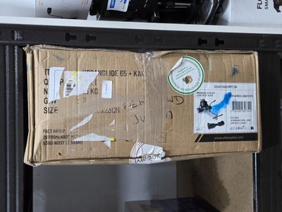 une boîte posée sur une étagère