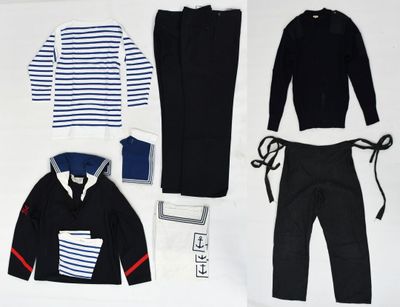 une photo d'une tenue et d'accessoires pour garçon
