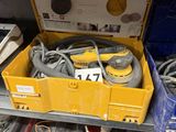 une boîte à outils jaune remplie d'outils, posée sur une étagère
