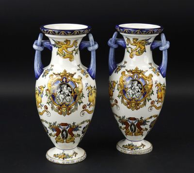 deux vases munis d'anses, ornées de motifs bleus et blancs