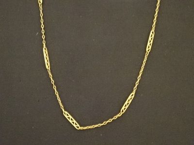 un collier à chaîne en or sur fond noir