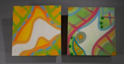Deux tableaux de couleurs différentes sont accrochés au mur.