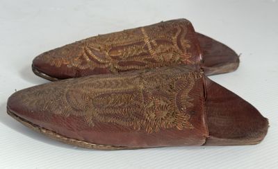 deux paires de chaussures posées sur une surface blanche