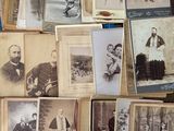 plusieurs vieilles photographies en noir et blanc représentant des personnes et des enfants