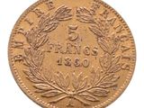 gros plan d'une pièce de monnaie sur fond blanc