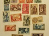 une photo d'une collection de timbres sur un mur