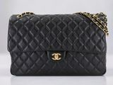 un sac à bandoulière Chanel en cuir matelassé noir, avec des finitions dorées