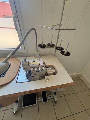 une machine à coudre posée sur une table dans une pièce