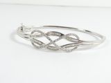un gros plan d'un bracelet en argent serti de diamants